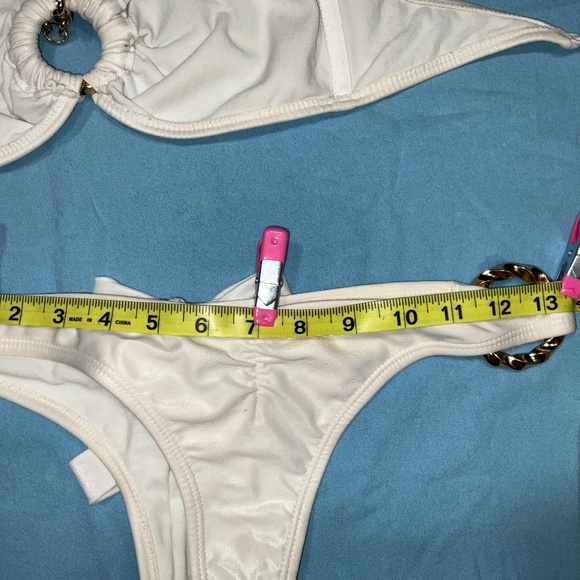 WHITE LUSTER RUCHED BIKINI WITH REAR BOW AND GOLD CHAIN DETAILS BY SYRUP - Picture 10 of 15